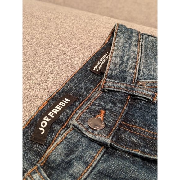 Medium blue straight jeans w/ frayed hem, size 25 - Picture 2 of 4